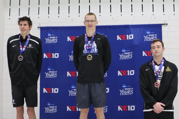 Ryan McGeary (l), the silver medal winner in the 400 individual medley